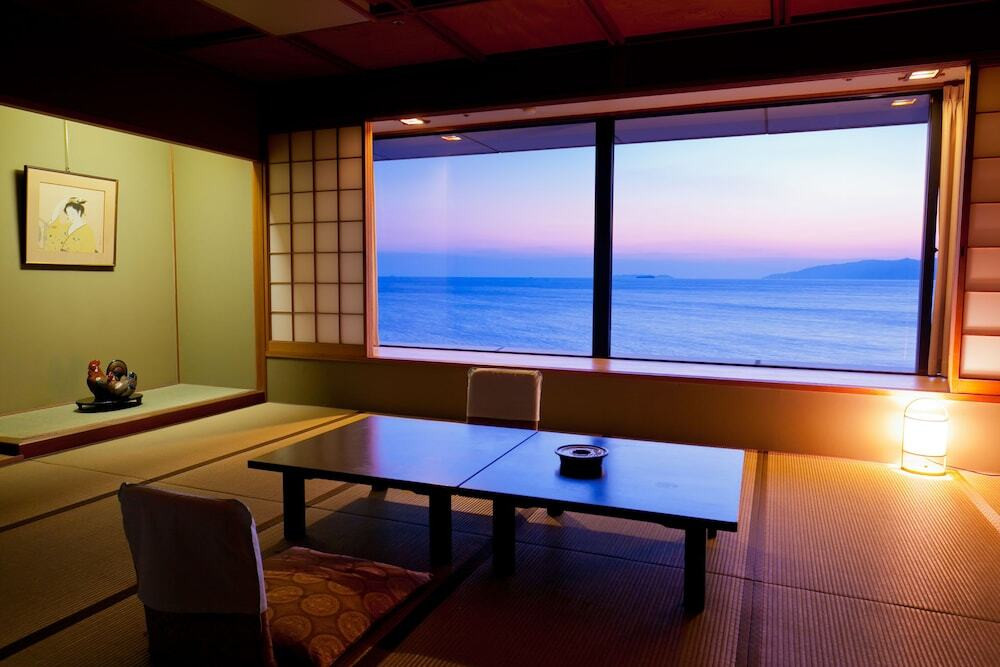 オーシャンビュー客室で加太名物の鯛や伊勢海老を堪能3927377