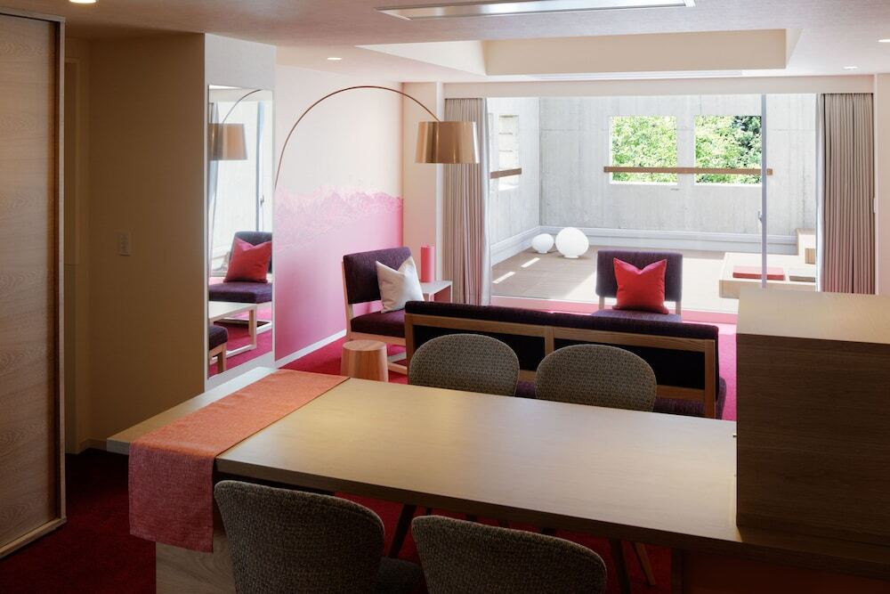 お洒落なブックカフェで、本の世界に浸る3478631