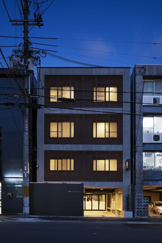 施設の正面 (日没後)