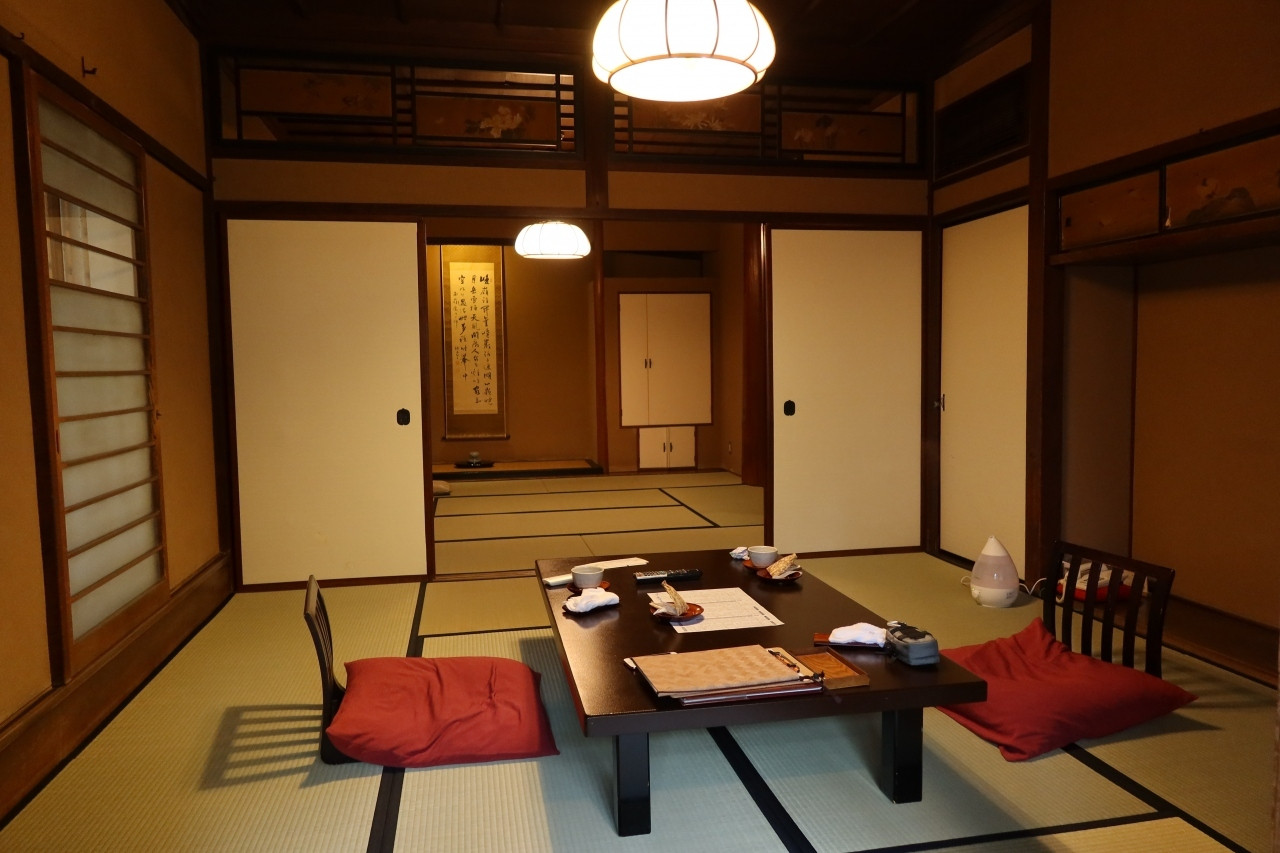 歴史的建造物の宿に泊まり、源泉掛け流しの温泉を堪能3928657