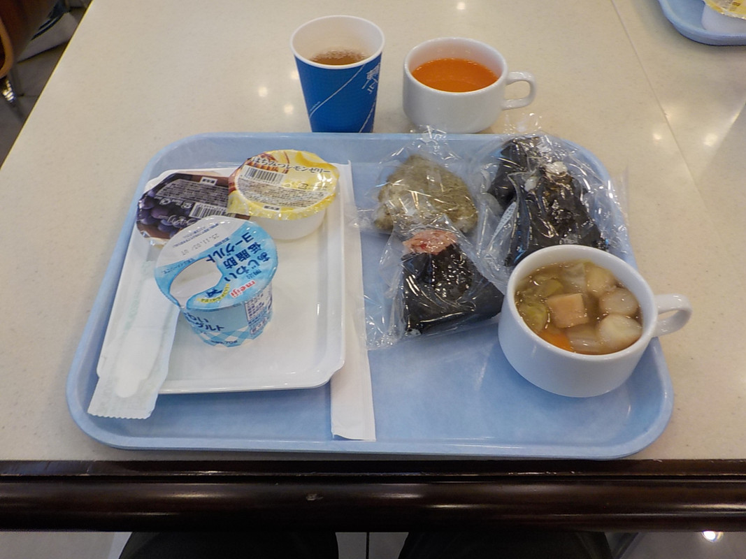 ラップの袋に包まれた具入りのおにぎりでが朝食のメインでした。