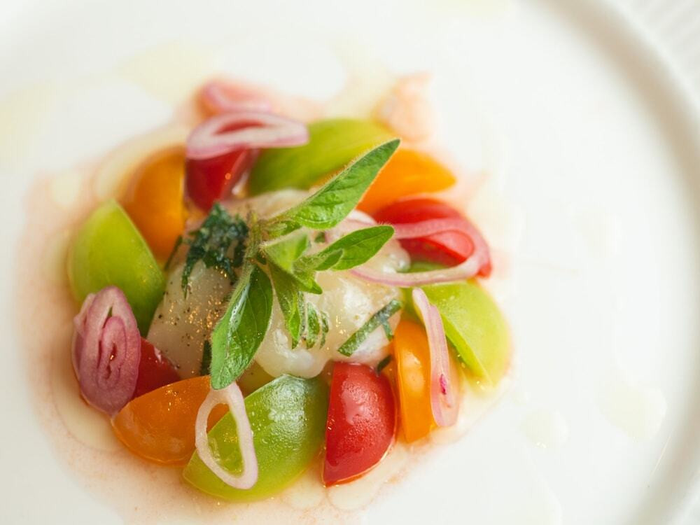 前菜一例 ホタテ貝のマリネとトマトのモザイク