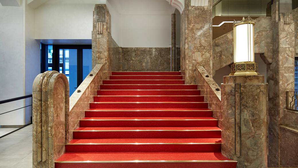 ホテルの階段 / 1