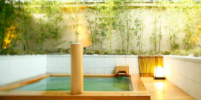 京都嵐山温泉 花伝抄（京都府 旅館）：四の湯 「竹庭の湯」。竹に囲まれ落ち着いた雰囲気の中、炭酸風呂を愉しめます。 / 1