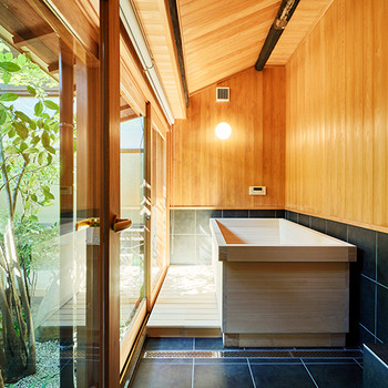 坪庭と半露天風呂を独占できる1階客室3705894