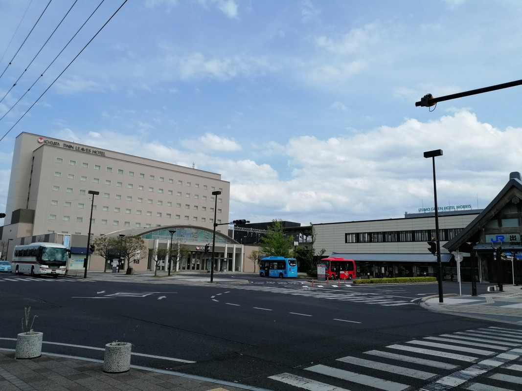 出雲市駅のロータリ横に建つ立派な建物だが、中身は並のホテル