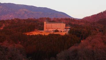 施設の正面 (日没後) / 2