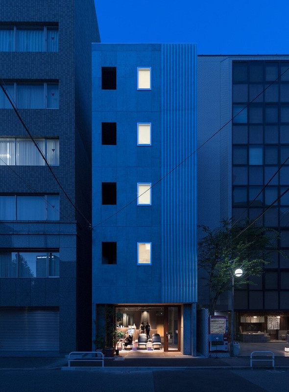 施設の正面 (日没後)