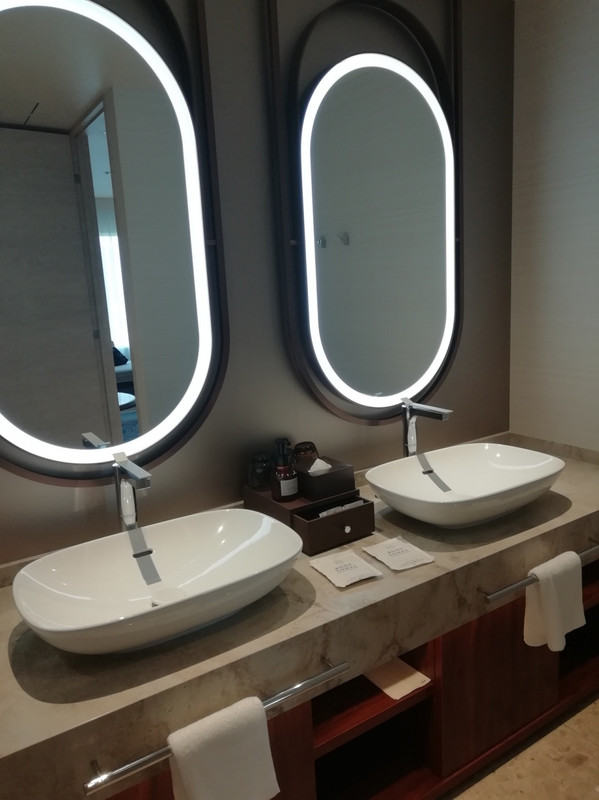 片方のシンクは排水つまりで使えず