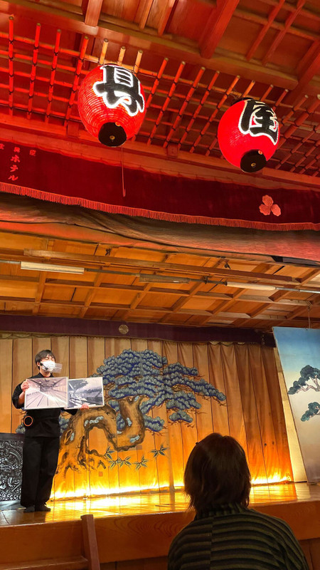 有形文化財の「大広間」に集合して、まずは「大広間」や文化財の建物の説明からスタート。迷路のような館内に、「大広間」まで行くのにもてこずりました。 / 1