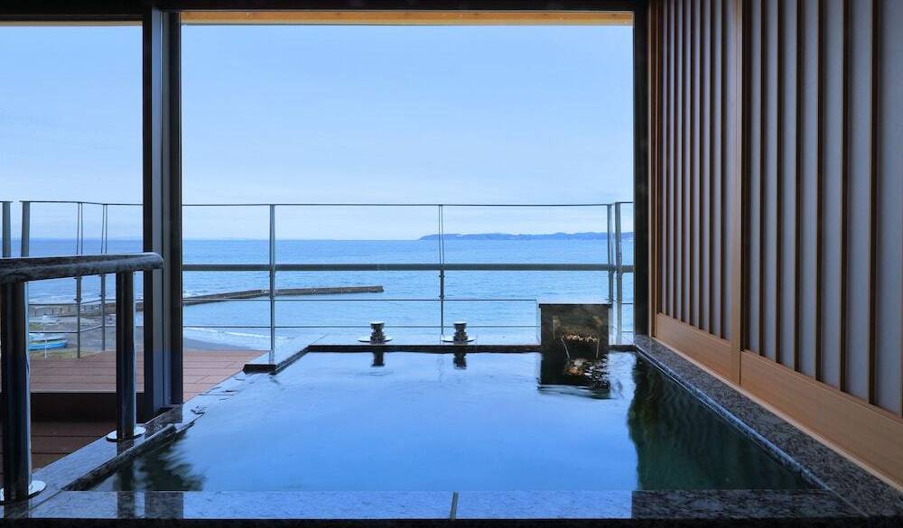 海に浮かんでいるような
客室の展望露天風呂 / 2