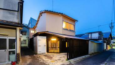 施設の正面 (日没後) / 1