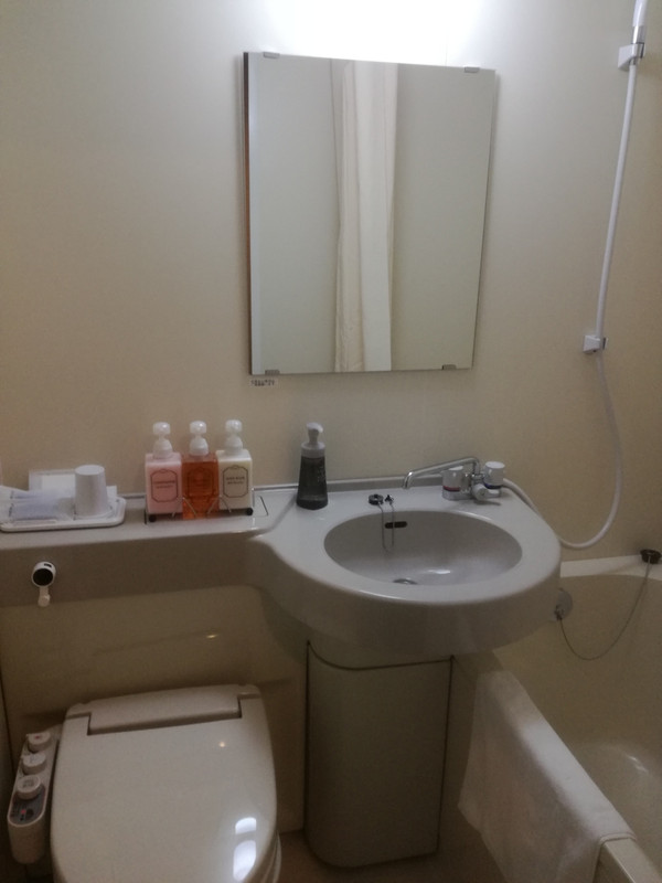 バスユニットは狭い。