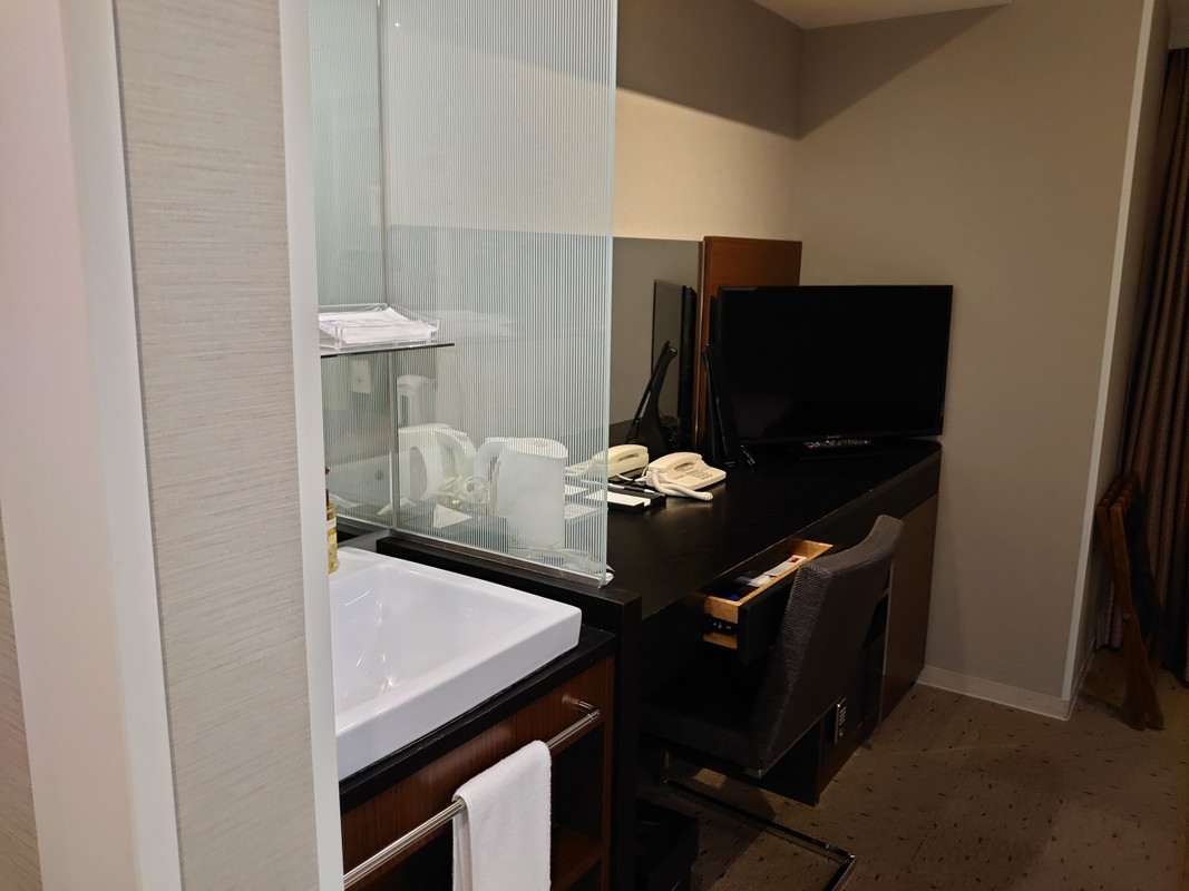 洗面台は机に並んで