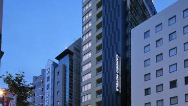 施設の正面 (日没後) / 2