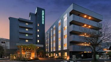 施設の正面 (日没後) / 1