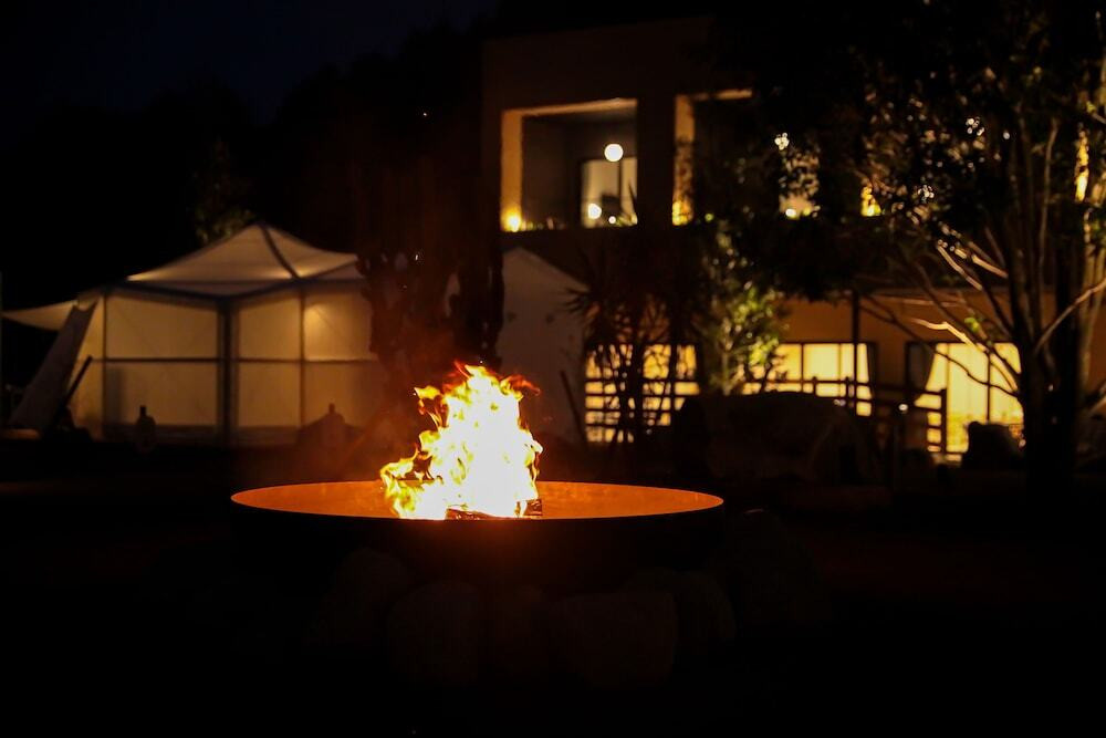 施設の正面 (日没後)