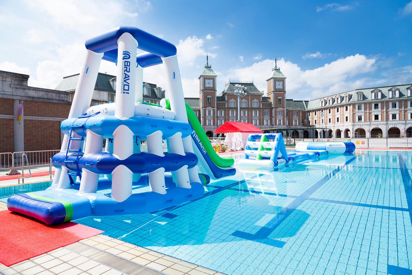 異国情緒たっぷりのホテルで、プールも水上アスレチックも楽しめる♪3416884