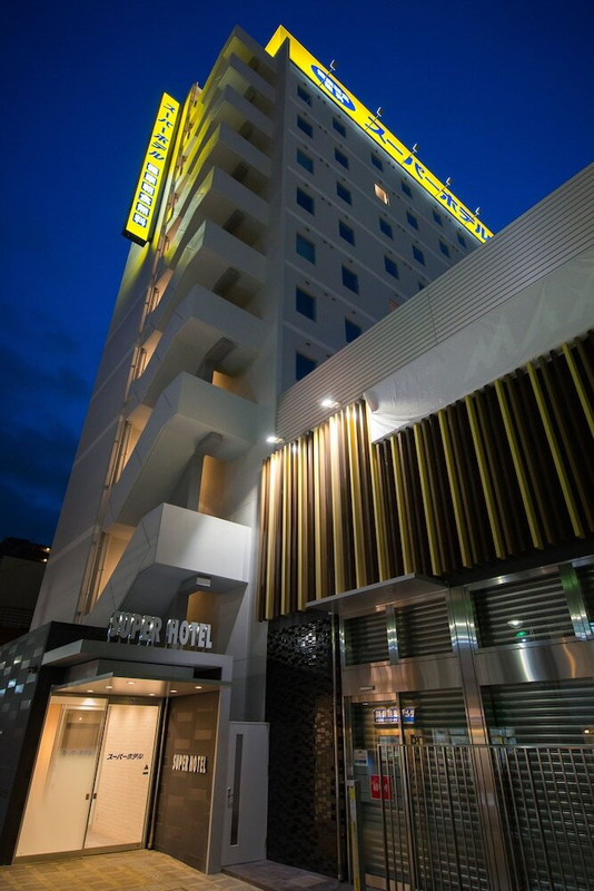 施設の正面 (日没後)