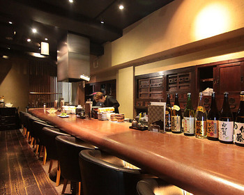「とろさば料理専門店　SABAR 東京恵比寿店」内観 840305 ゆったりと座れるカウンター席。