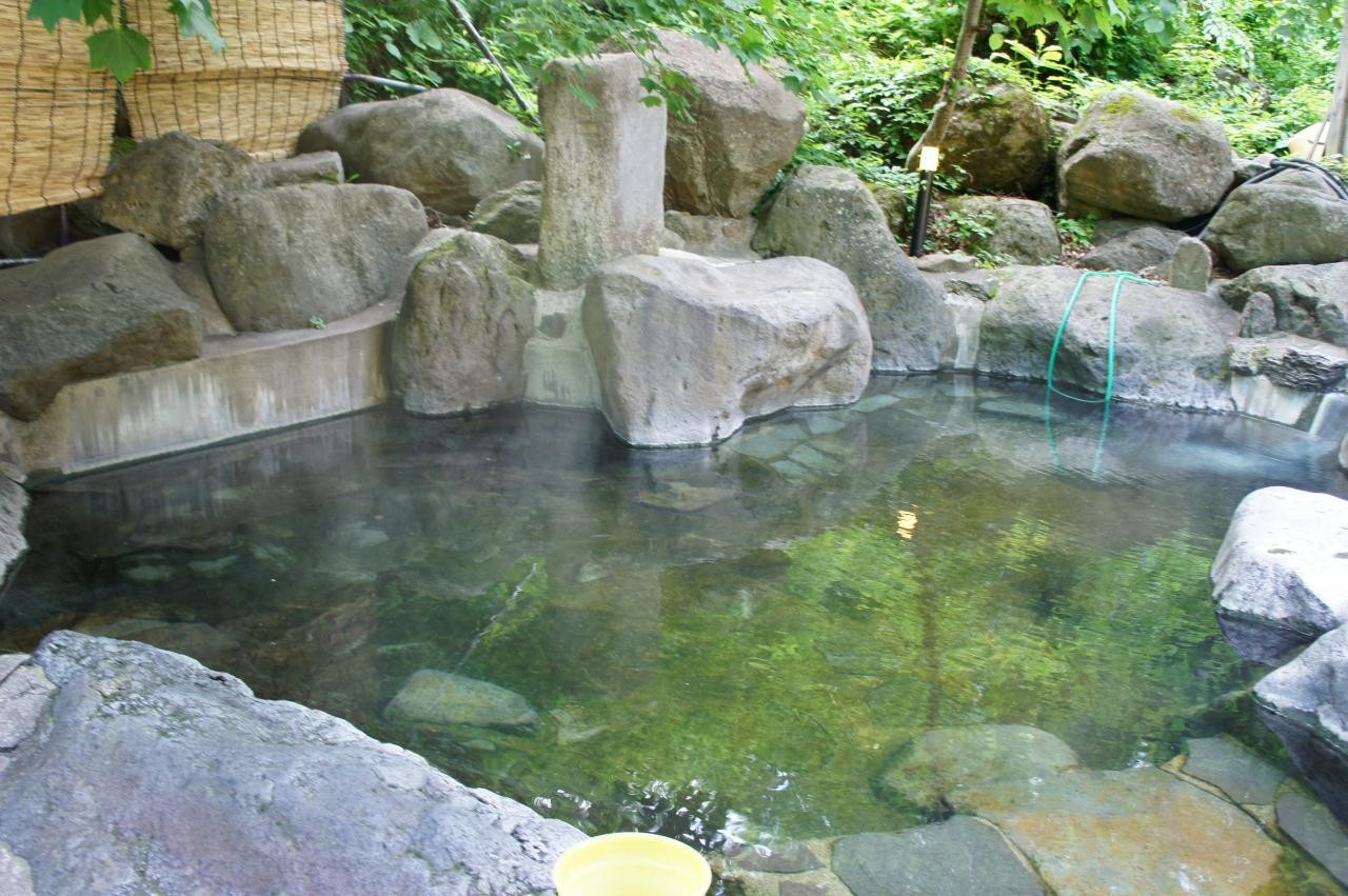 深い森に囲まれた優しいお湯811031