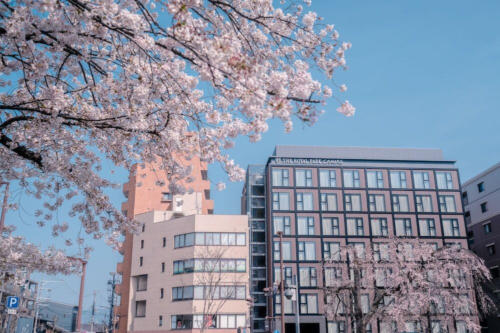 ホテル外観(春)