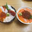 チェックイン前に立ち寄った「札幌市中央卸売市場 場外市場」の新鮮な海鮮丼。自家製ザンギもおすすめです！