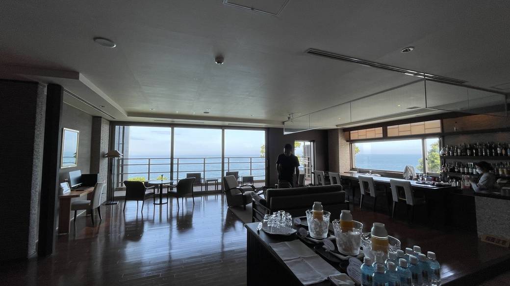 海を望むラウンジ / 3