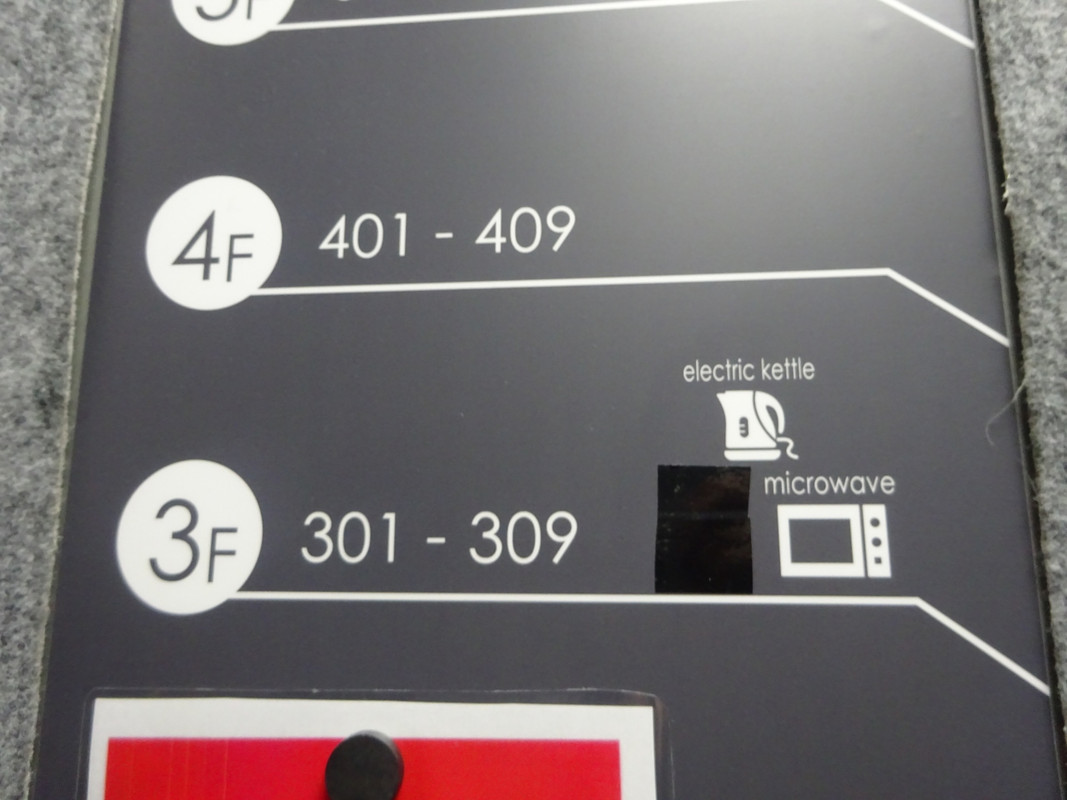 電気ポットは部屋には無く、電子レンジと同じ３階に設置。