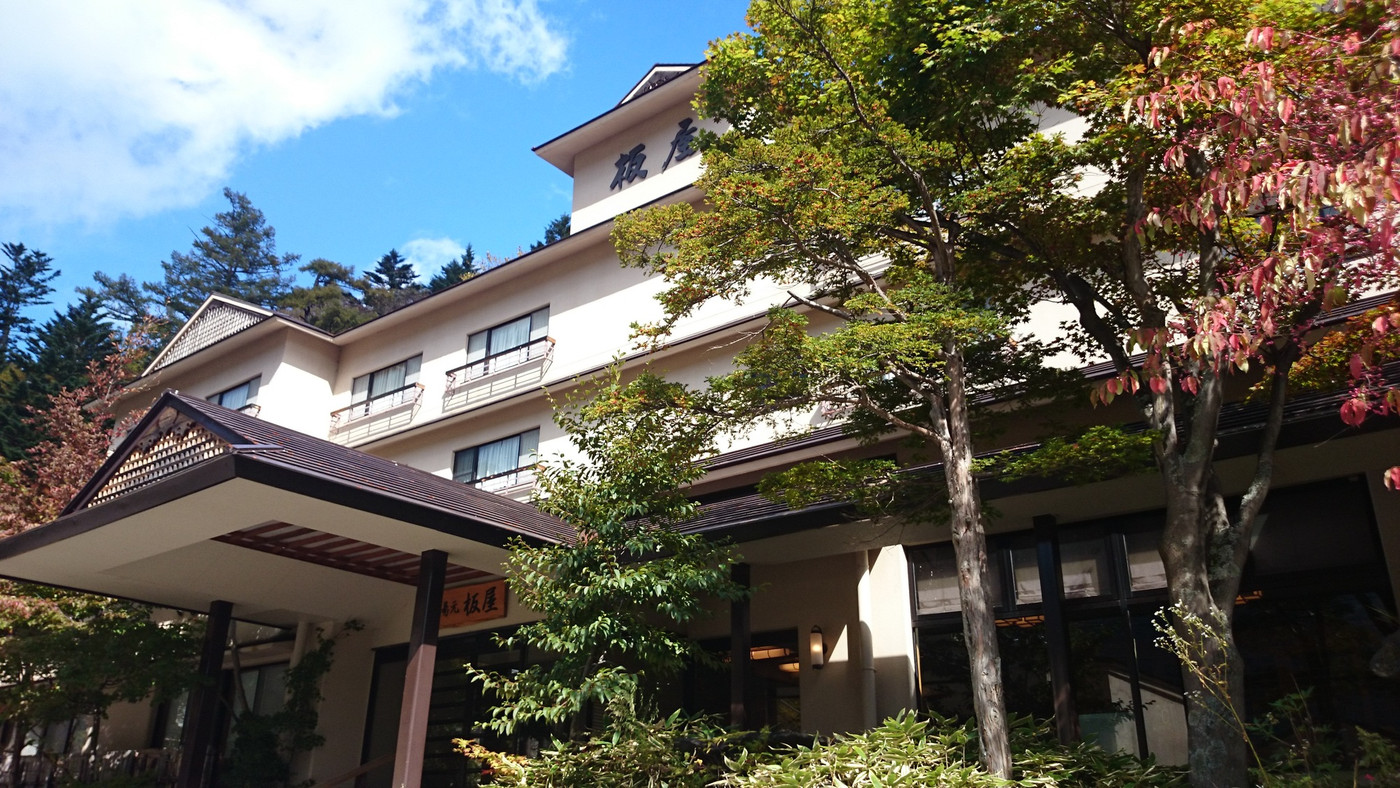 夜に灯りが灯される露天風呂がロマンチックな和風旅館3848604