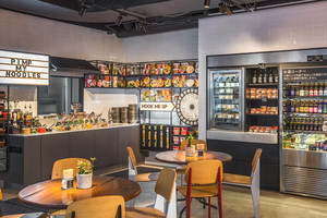 珈琲やテイクアウトメニューが並ぶ