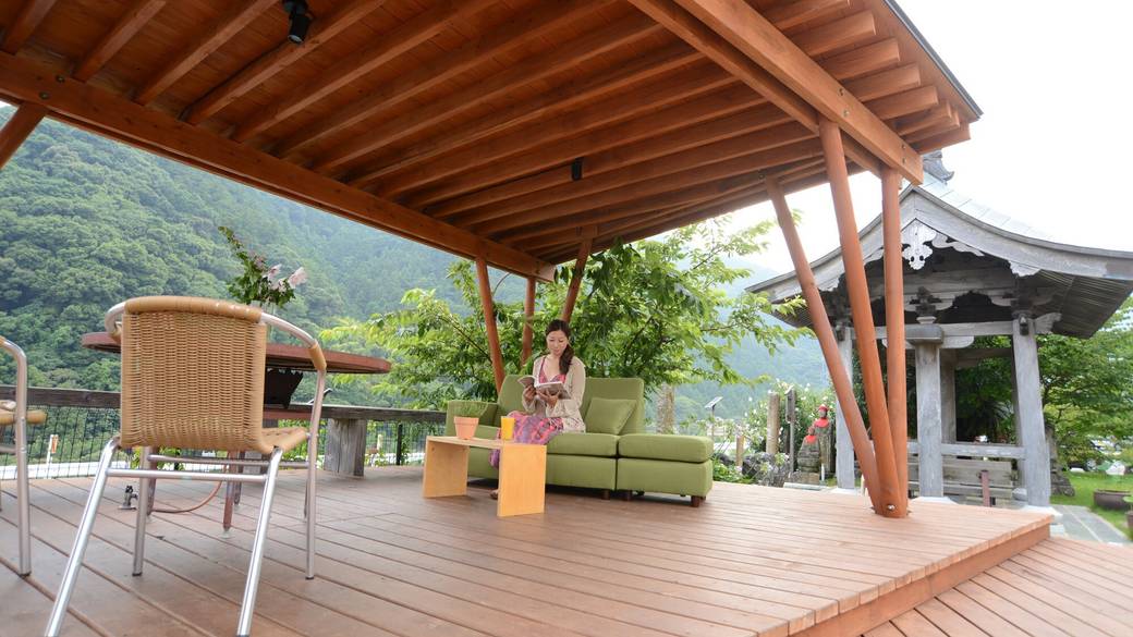 外のデッキで過ごしても◎ / 1