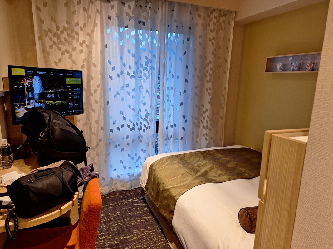 部屋はやや手狭。