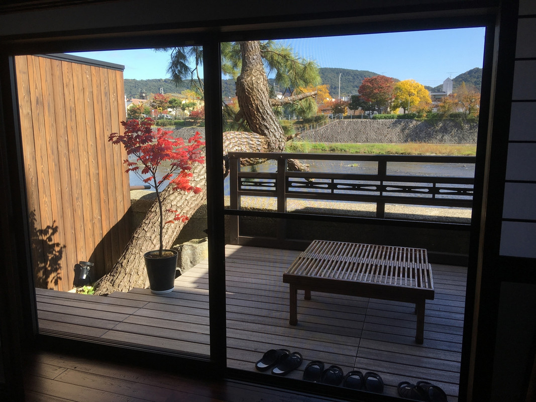 デッキから見える鴨川の秋景色