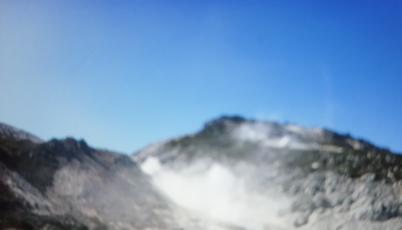 ホテルから出てすぐ硫黄山の煙が見えます