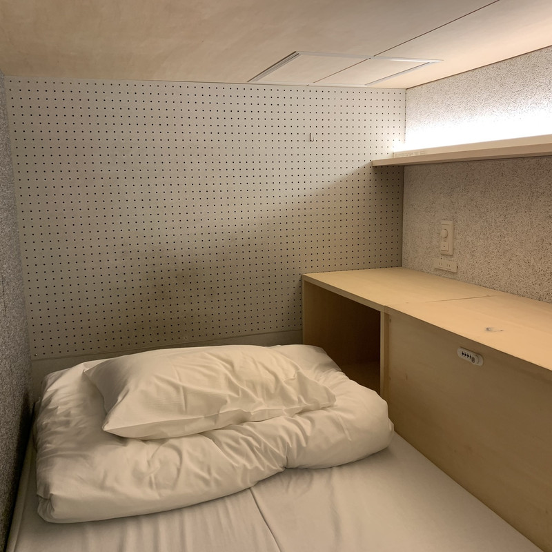 ベッド横に棚があるのとコンセントが2つあるだけです。