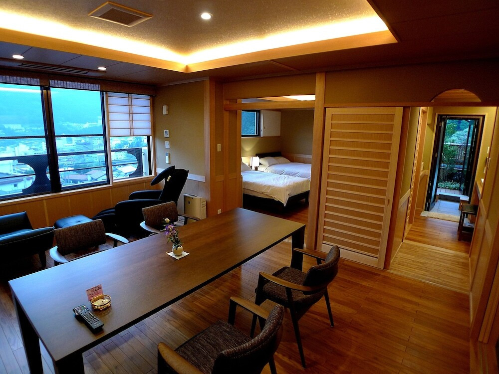 客室内のダイニングエリア