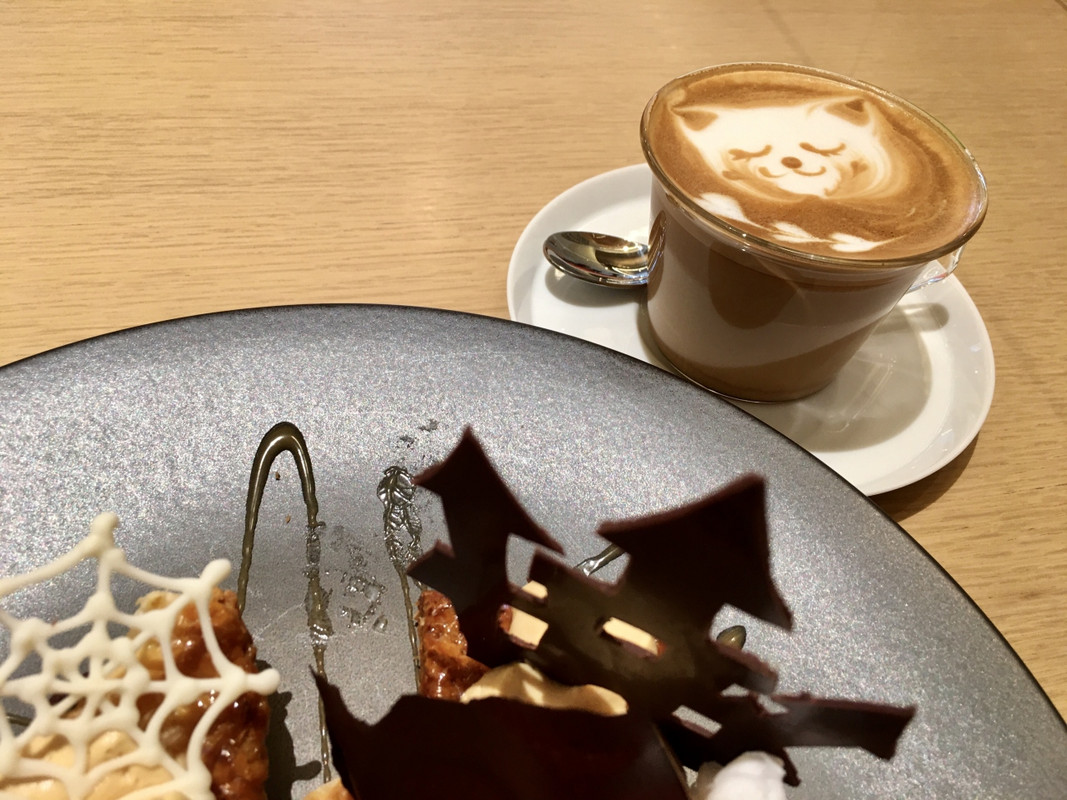 MIXupにて，ハロウィーンスイーツとカフェラテ