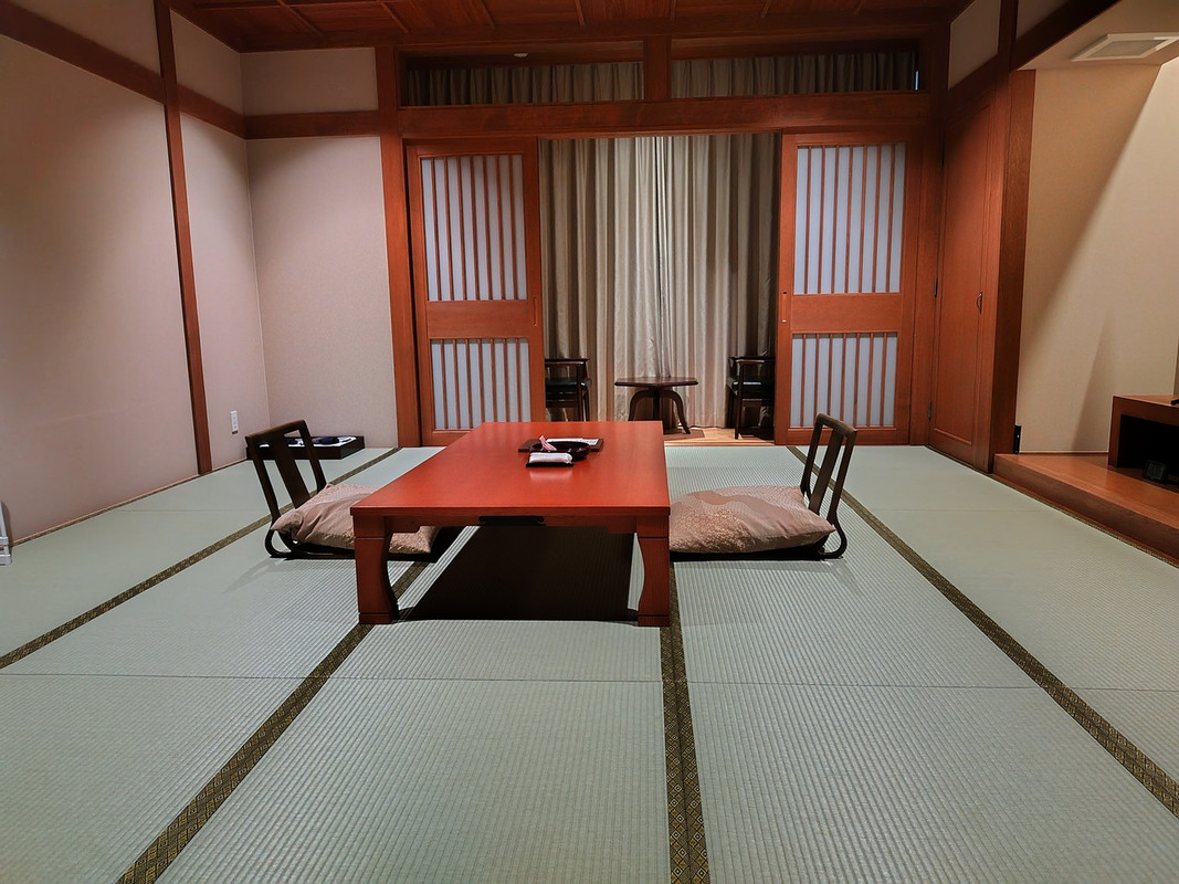 遮光カーテン閉め切りでちょっと部屋が暗かったです...