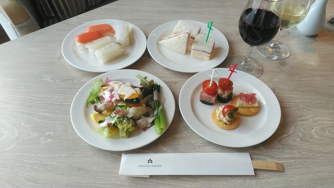 カクテルタイム 17：30～20：00サラダがお勧めです