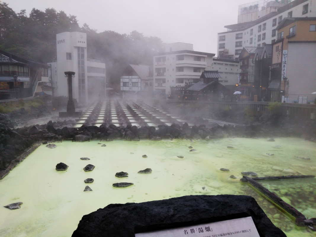 ホテルの前は湯畑