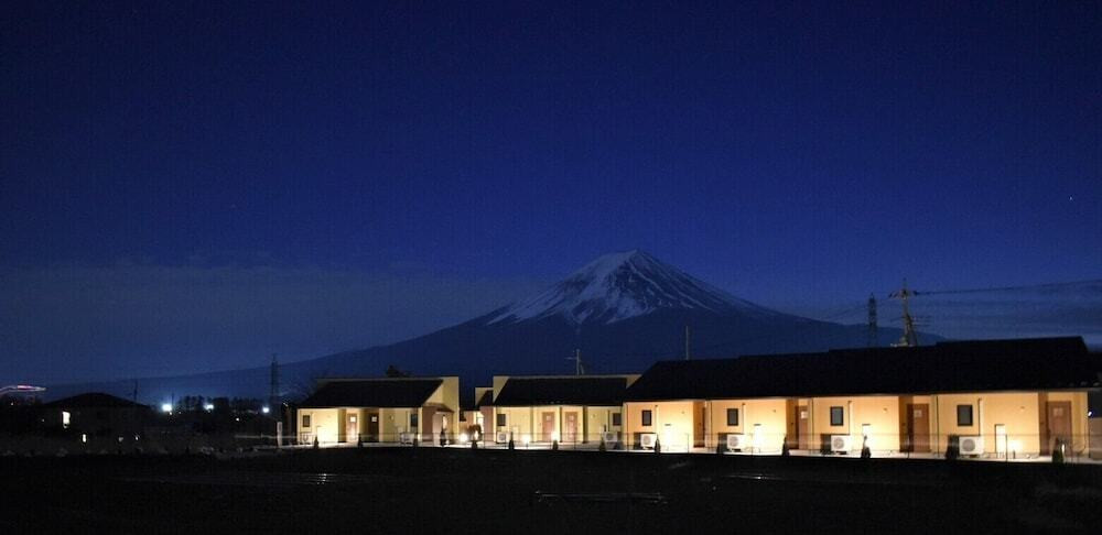 施設の正面 (日没後)