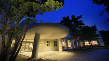 施設の正面 (日没後) / 3