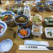 お夕飯、お腹いっぱい。ご飯も食べ放題。