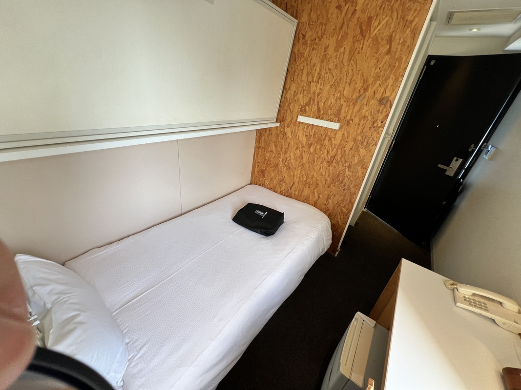 ベッドの細さがつたわるかな？