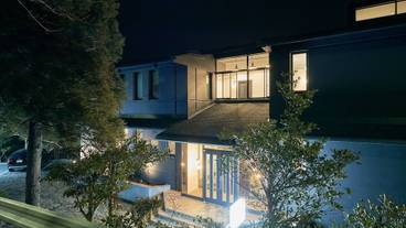 施設の正面 (日没後) / 1