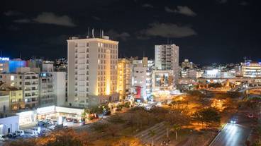 施設の正面 (日没後) / 1