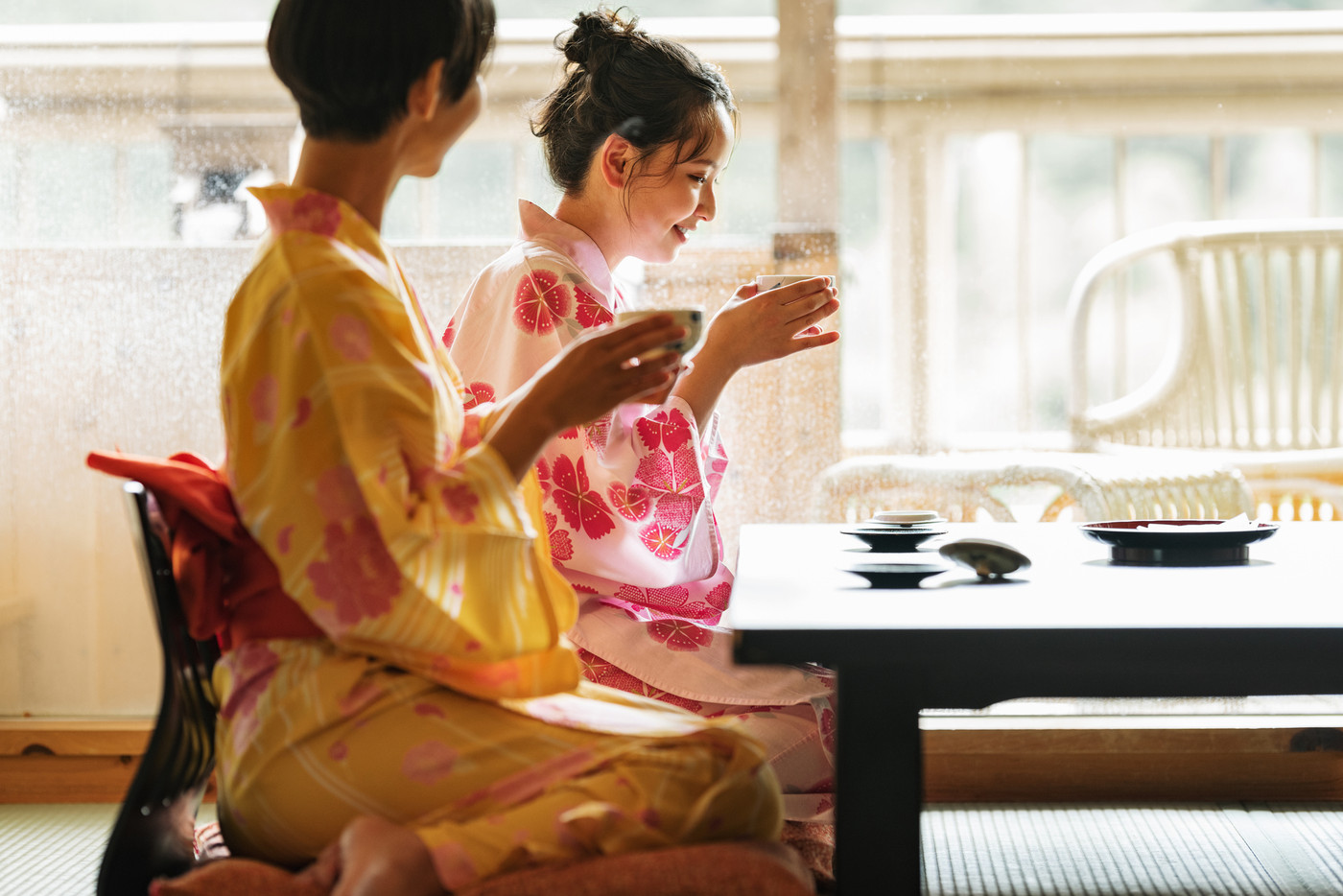旅先の旅館でお茶を飲む女性