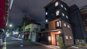 施設の正面 (日没後) / 1