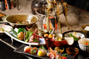 夕食は昔ながらの風情ある囲炉裏で